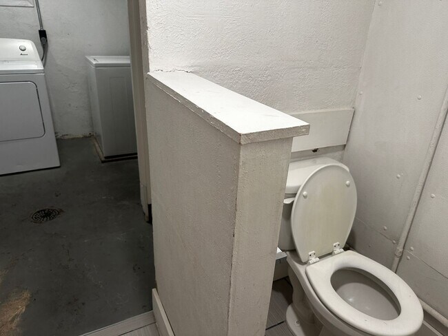 Building Photo - HALF OFF MARCH: Adorable 4 Bedroom UTILITIES INCLUDED!