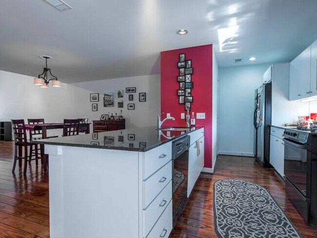 Building Photo - Charming, modern, 3 Bedroom Townhome in Ho...