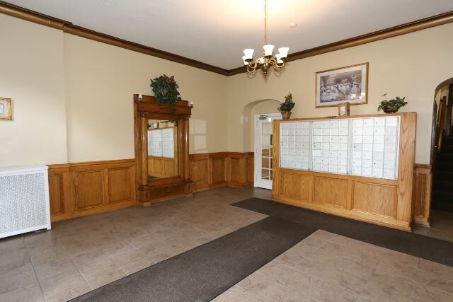 Building Photo - 629 W Belmont Ave