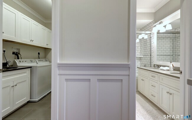 Building Photo - 30 Narrow St