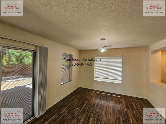 Building Photo - 3/2 & a Loft, AC off of River Road near Oracle Road