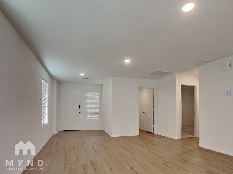 Building Photo - 2842 Via Augusta Dr