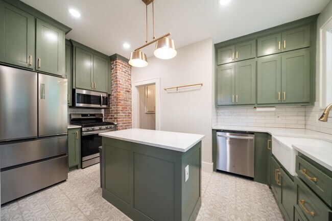 Building Photo - Charming home, great condition!