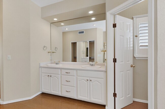 Building Photo - 6017 Ojo De Agua Dr