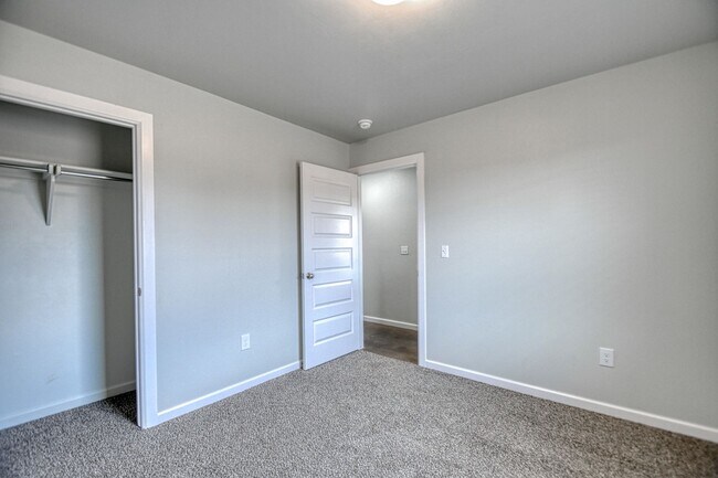 Building Photo - Brand New Construction in Varenna Landing! Storm shelter and lawn care included!