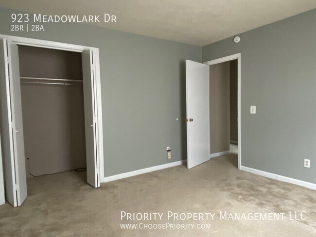 Building Photo - 923 Meadowlark Dr