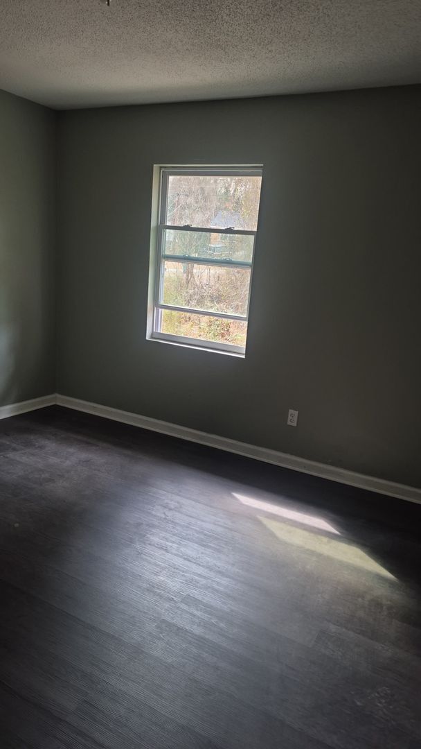 Building Photo - Spacious 4 Bedroom House