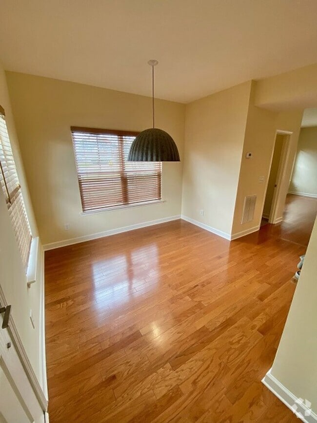 Building Photo - Modern 2BR/2BA Home Near BNA – Open Concep...