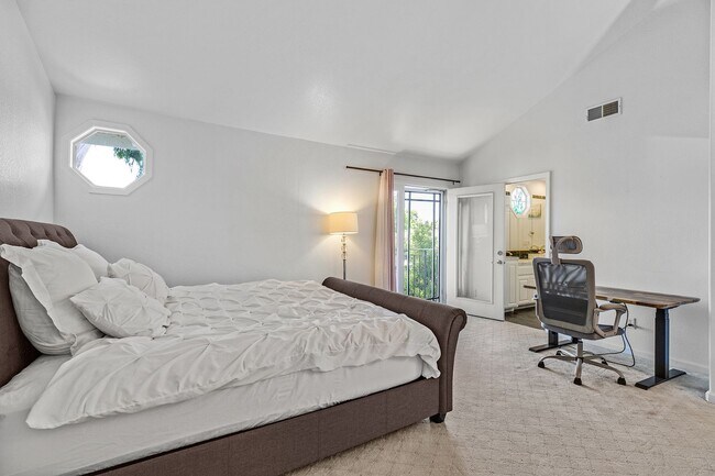 Building Photo - *COMING SOON!* 4 bed/3 bath lake house wit...