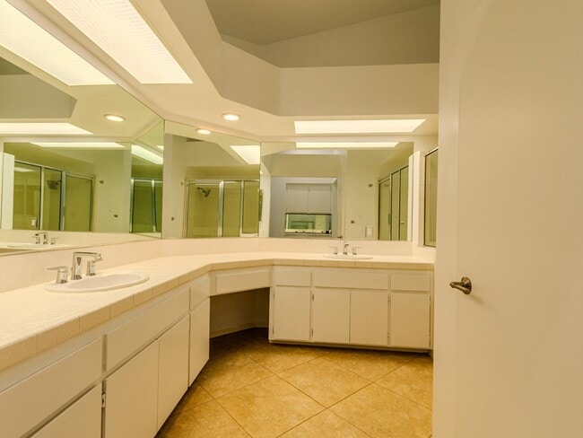 Building Photo - Sought after 2 bedroom 2 bath upstairs con...