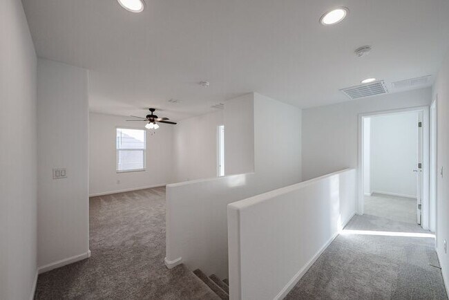 Building Photo - NEW 5 BEDROOM 3 BATHROOM HOME AVILABLE FOR RENT!