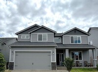 Building Photo - 4 bedroom 2.5 bathroom home in the heart o...