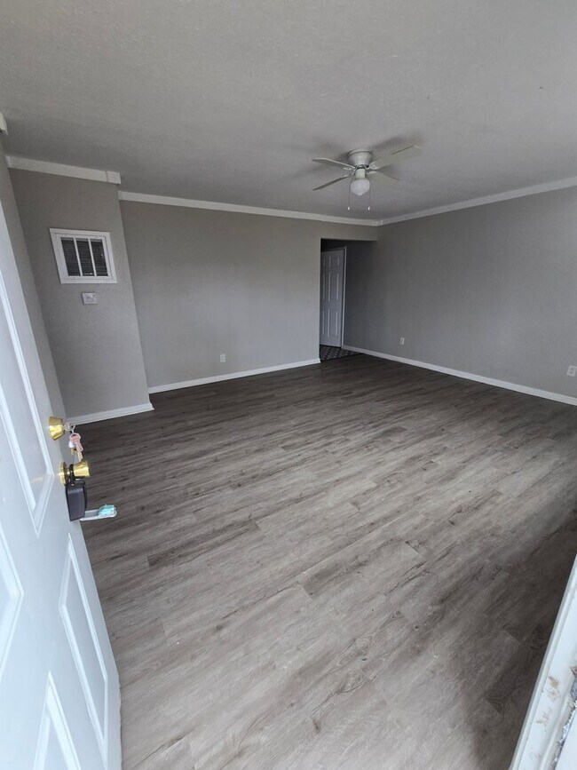 Building Photo - LIMITED TIME**NO APPLICATION FEE**1/2 OFF DEPOSIT**