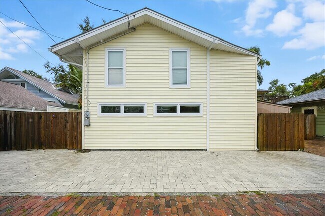 Building Photo - 221 13th Ave NE
