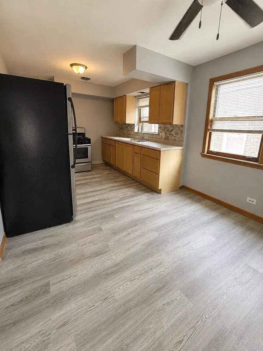 kitchen - 8113 S Exchange Ave