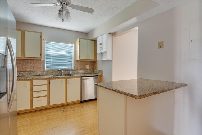 Building Photo - 1217 S Lakes End Dr