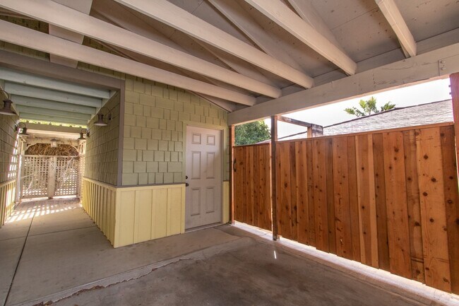 Building Photo - Updated Craftsman 2-Bed / 1-Bath W/ Private Yard/Storage/Washer/Dryer in South Park!