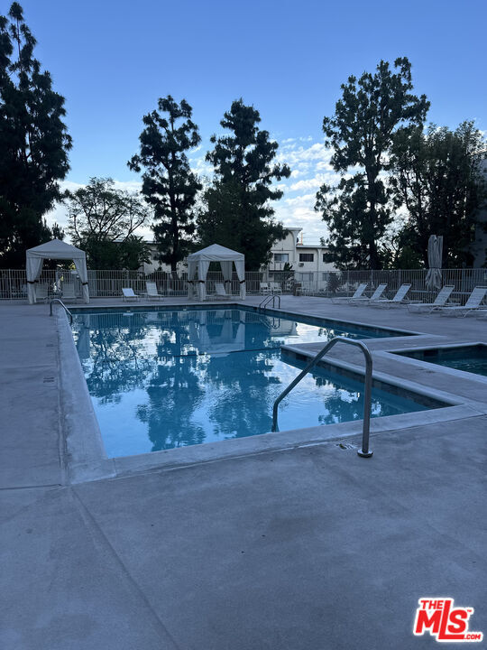 Building Photo - 100 S Doheny Dr