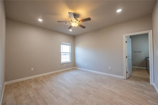 Building Photo - 812 Vly Oaks Ln