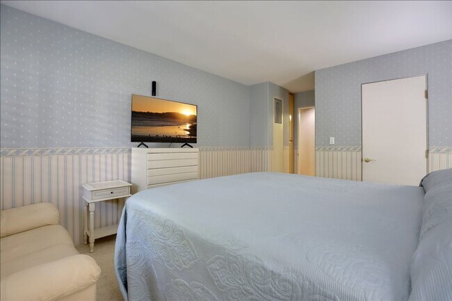 Building Photo - 438 Por La Mar Cir
