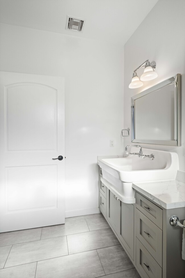 Building Photo - 2813 Military Ave