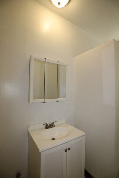 Building Photo - 1361 W Greenleaf Ave