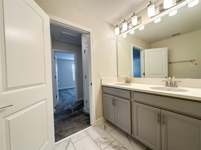 Building Photo - 14873 Winter Stay Dr