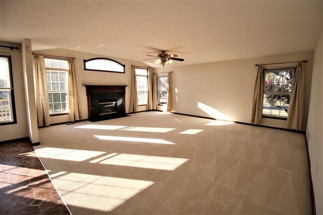 Building Photo - 5147 St Laurent Dr