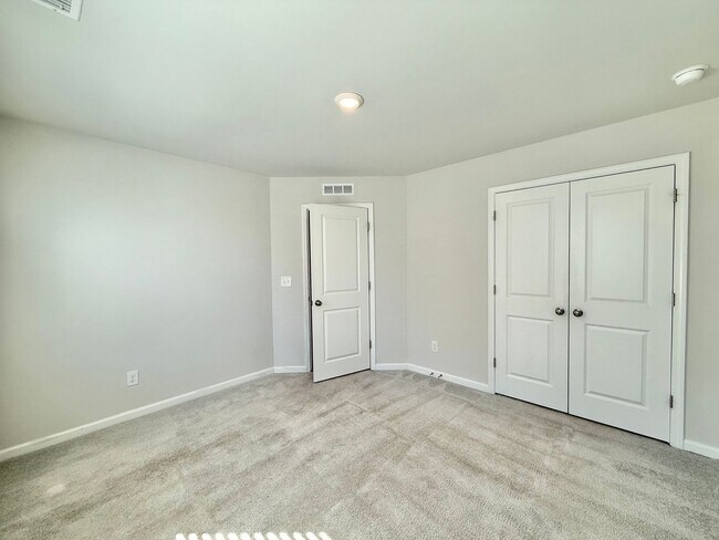 Building Photo - **OFFERING WAIVED APPLICATION FEES & $200 MOVE IN PROMOTION** Stunning 3BD, 2.5BA Raleigh Townhom...