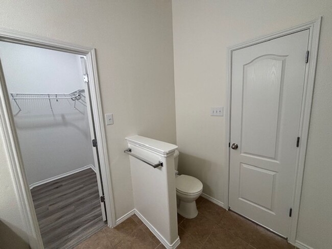 Building Photo - Cute 3 bedroom