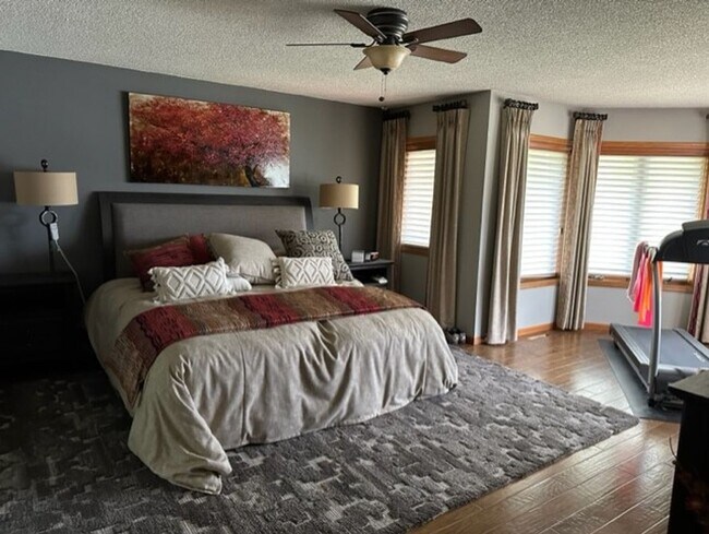 Building Photo - 4 Bedrooms, 3 Bathrooms Fully Furnished La...