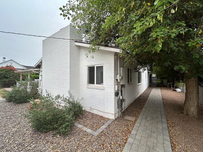 Building Photo - 4016 E Avalon Dr