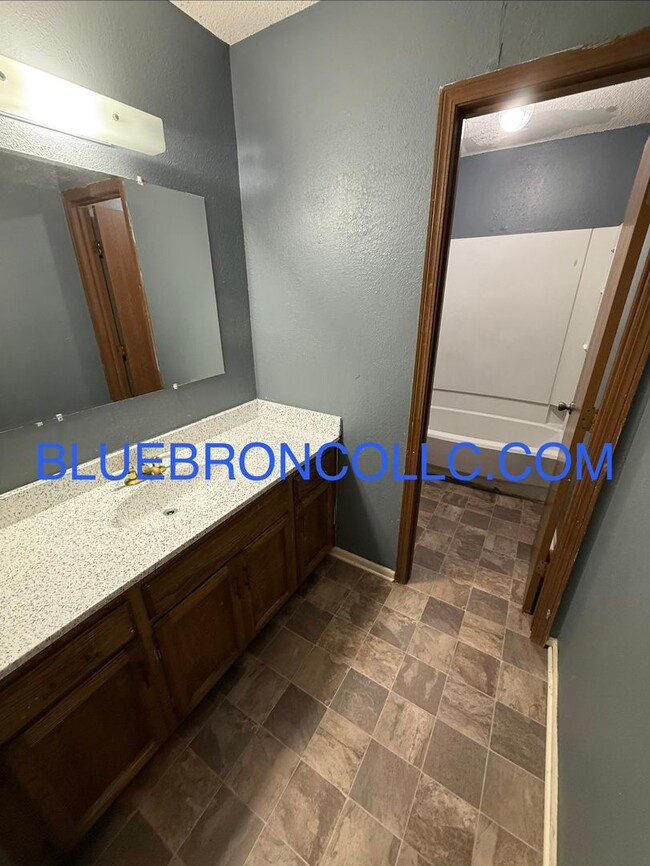 Building Photo - Great deal for an great property, Fresh paint and new carpet!