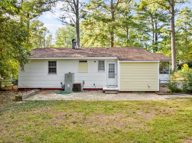 Building Photo - 3 Bedroom Ranch near Duke Raleigh Hospital...