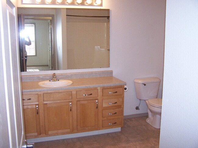 bathroom - 202 E Crockett St