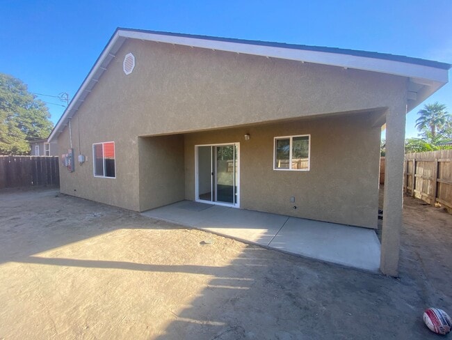 Building Photo - Spacious and New with Solar in Central Hanford