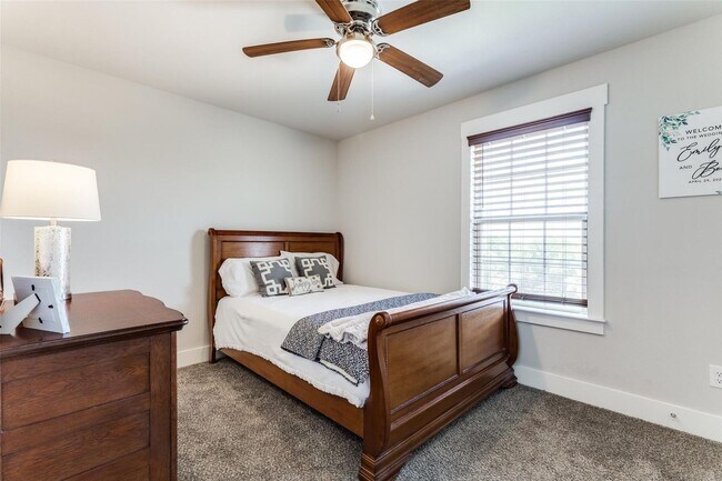 Building Photo - Beautifully Updated 3 Bed, 2.5 Bath in Pea...