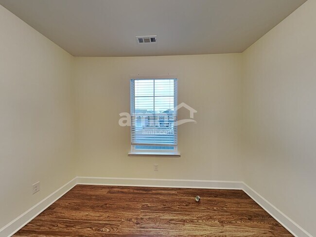 Building Photo - 3040 Esquire Dr