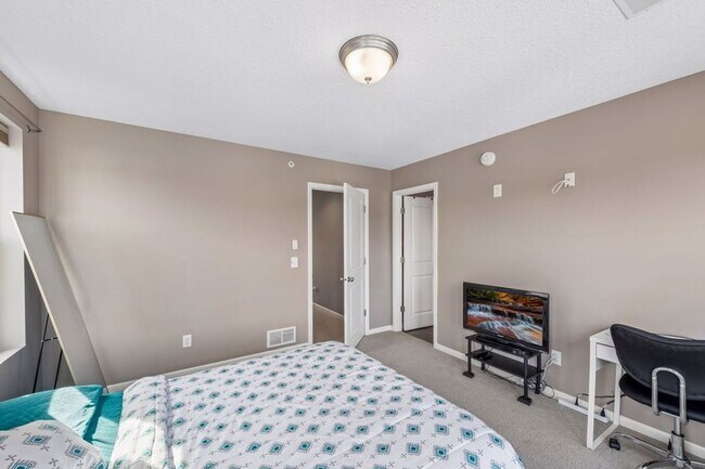 Building Photo - Spacious 3bed 3bath Townhome in Chaska!