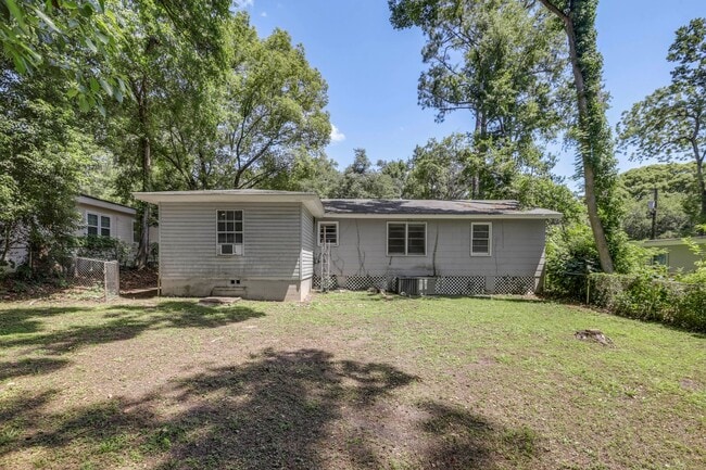 Building Photo - 4 bed 2 bath house, Walk to Stadium!! Available August 2026