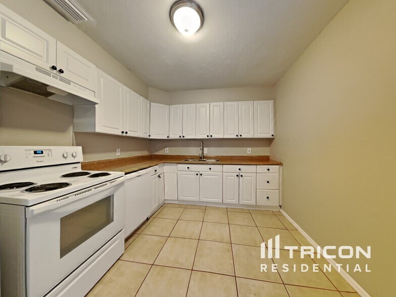 Building Photo - 5025 33rd Terrace N