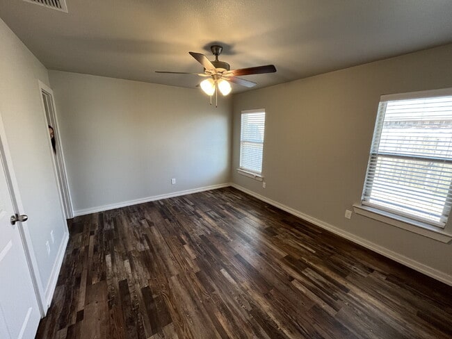 Building Photo - Stunning Duplex in Shallowater!