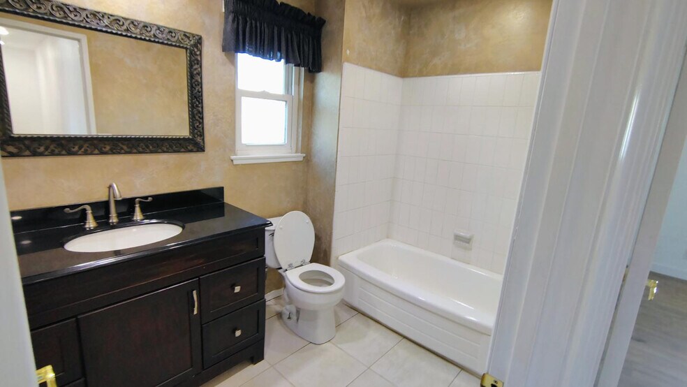 Building Photo - 1930 Adrian St