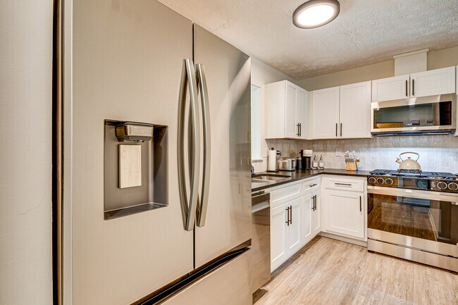 Building Photo - 2056 Sitser Ln