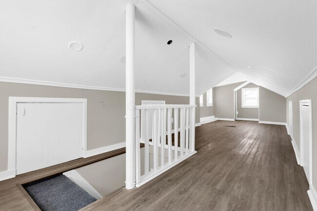 Building Photo - 1059 Lawrence Dr