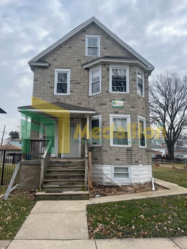 Building Photo - 3-Bedroom Duplex Downstairs unit in 2-Flat with Parking