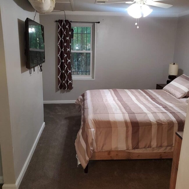 Building Photo - 2540 Lake Capri Rd NW