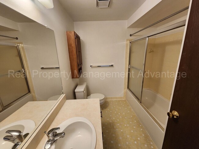 Building Photo - Renovated and Super Clean 2 Bed/1.5 Bath C...