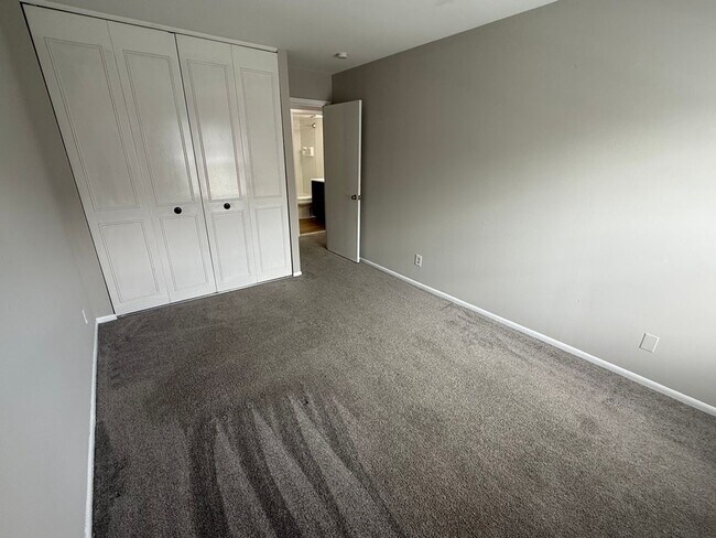Building Photo - Bright & Spacious Condo in Sought-After Glenhardie Community