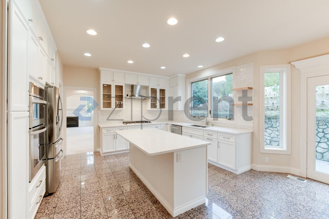 Building Photo - 16461 SE 56th Pl